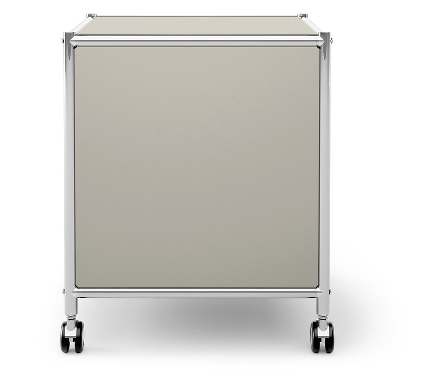 Bézs színű tárolódoboz kerekeken, krómozott kerettel.