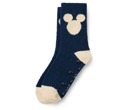 Egy sötétkék zokni részletgazdag képe Mickey egér mintával és csúszásgátló talppal.