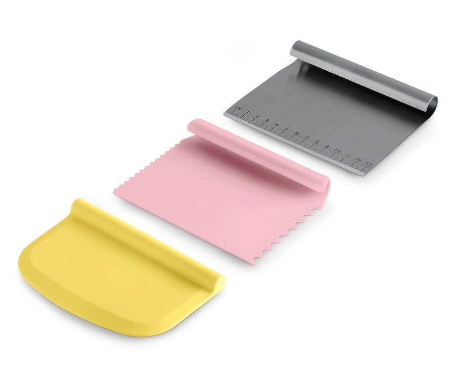 Három tésztakaparó: sárga, rózsaszín és szürke.