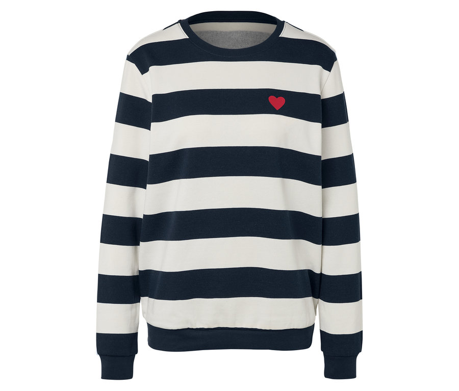 Csíkos, hosszú ujjú pulóver egy kis piros szívvel.