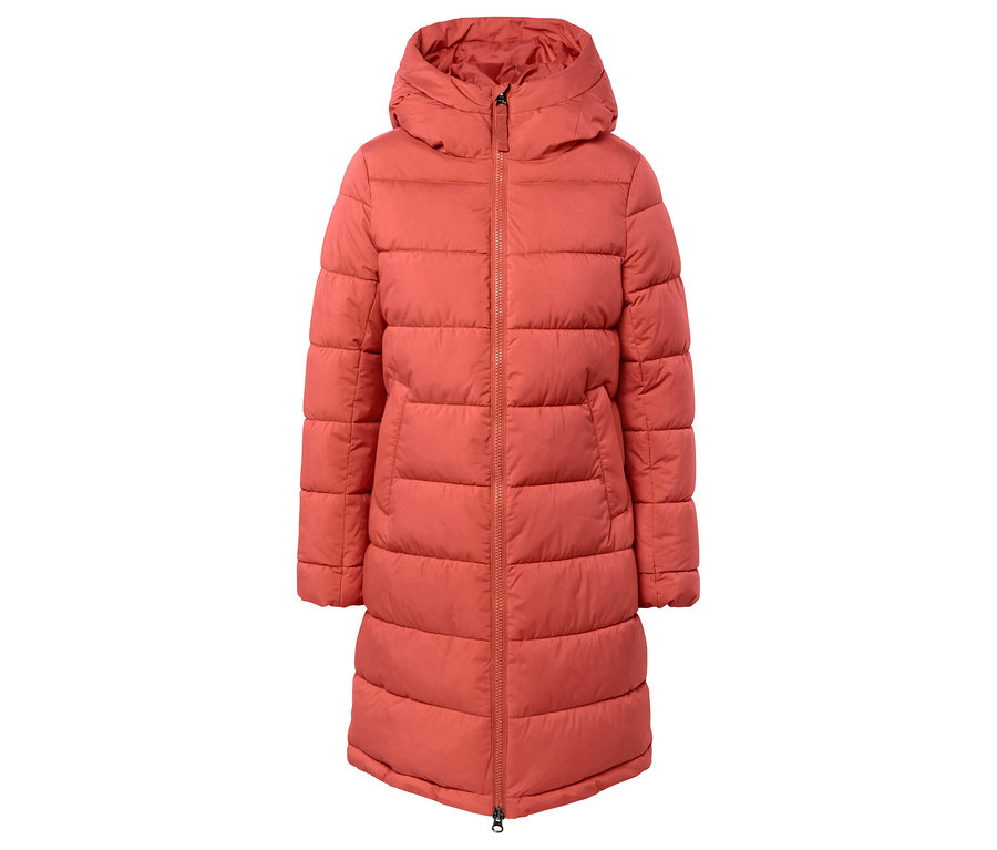 Narancssárga, steppelt kabát kapucnival és középen cipzárral.