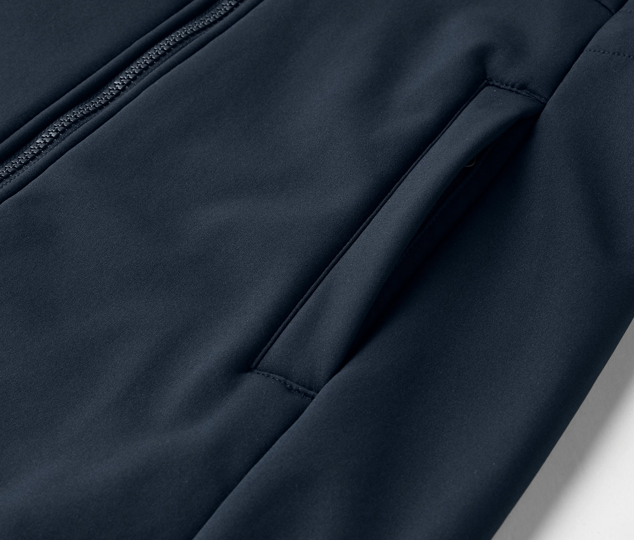 A tengerészkék softshell kabát részlete.