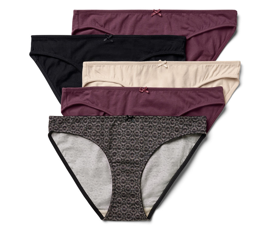Öt női bugyi különböző színekben és mintázatokkal egymáson.