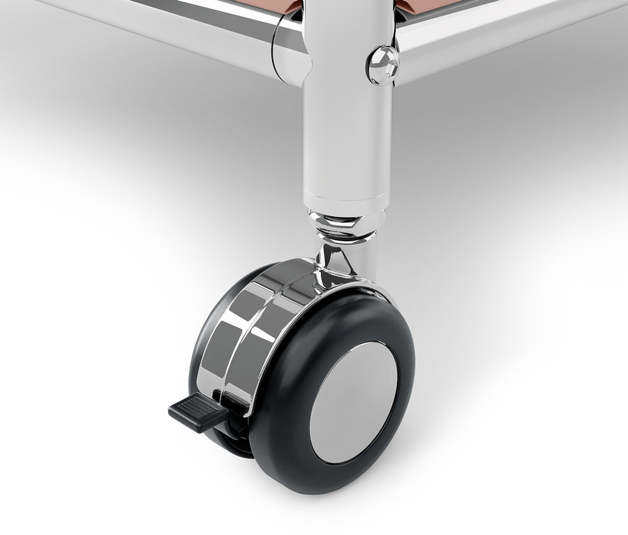 Egy krómozott kerék részlete fekete gumival és fékkel.