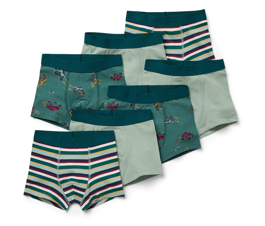 Egy hat darabból álló fiú boxeralsó készlet: két zöld autó mintával, két világoszöld és két csíkos.