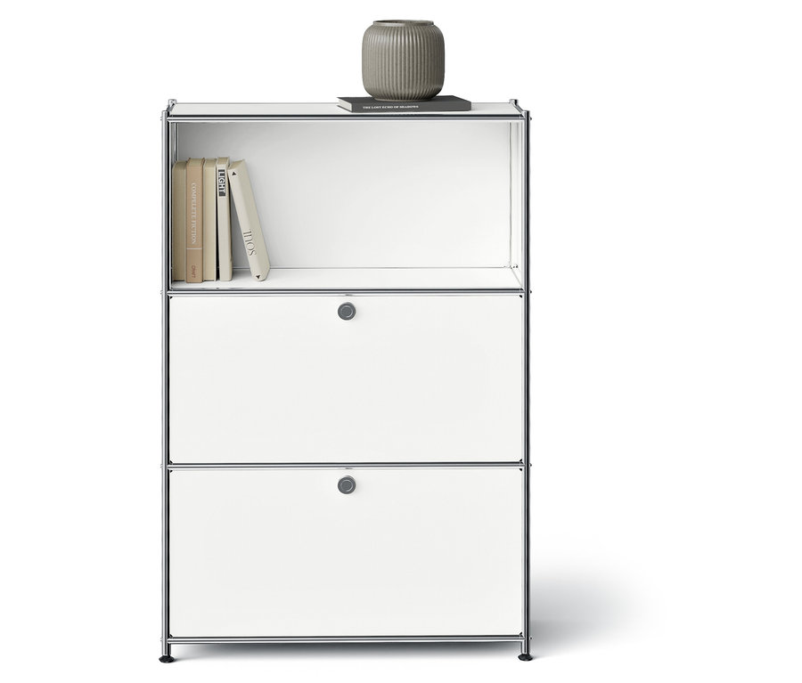 Fehér tároló polc két fiókkal, könyvekkel és egy vázával a tetején.