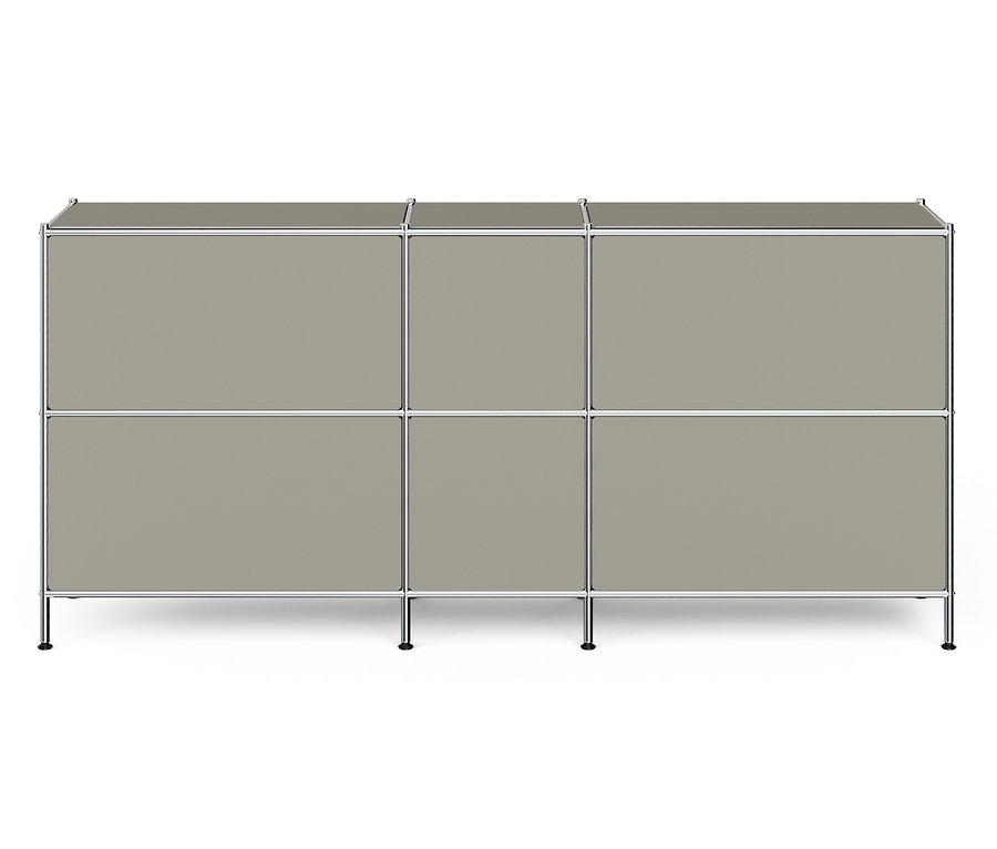 Egy szürke szekrény ezüst kerettel áll a padlón.