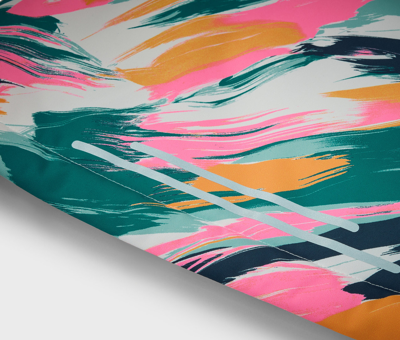 Absztrakt minta közeli képe rózsaszín, arany, kék és zöld ecsetvonásokkal fehér háttéren.