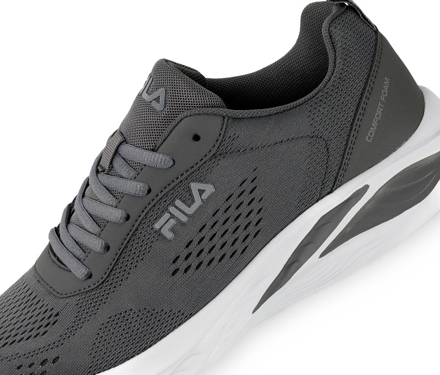 Egy szürke Fila Specctris férfi sneaker cipő közeli képe, fehér talppal.