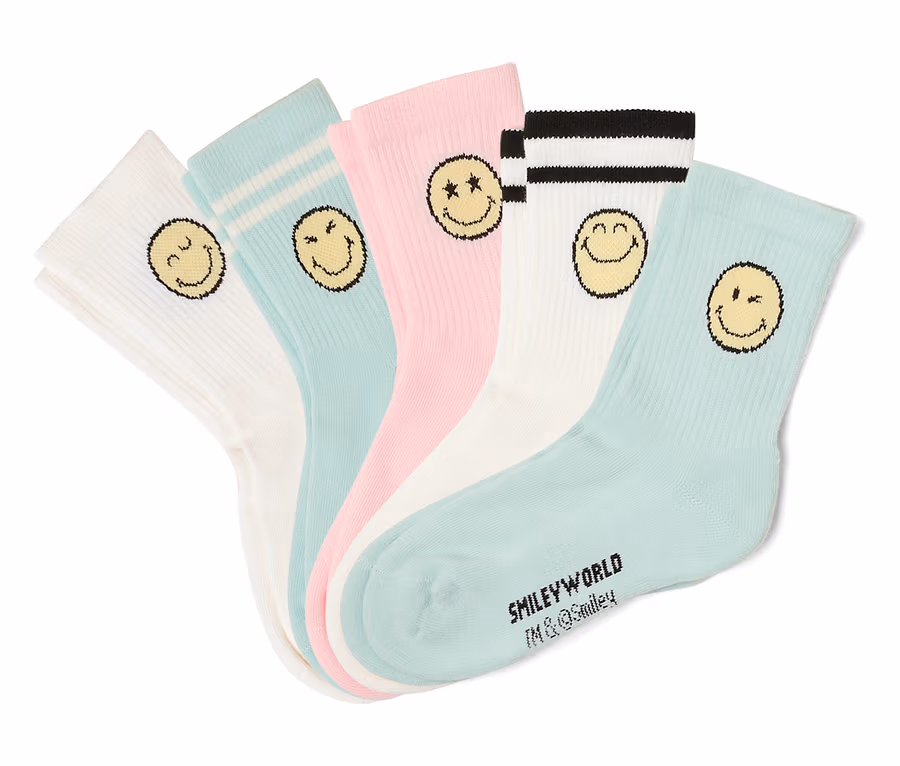 Öt pár SMILEYWORLD® gyerek teniszzokni fehér, rózsaszín és zsályazöld színben, mindegyiken sárga mosolygós arccal. Néhány zoknin csíkok vannak.