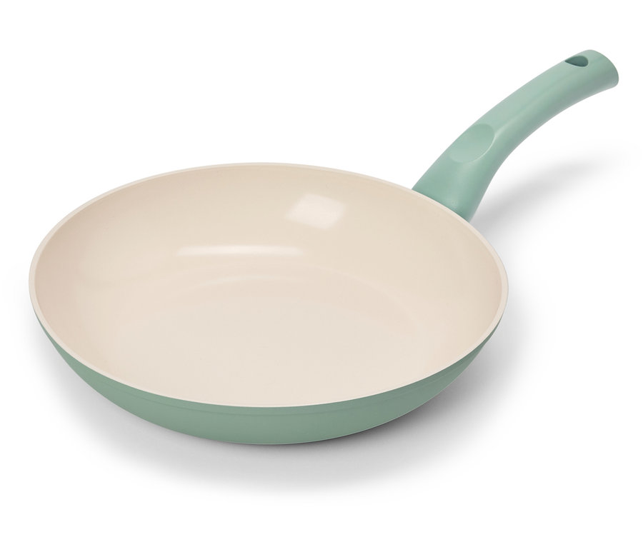 Egyetlen serpenyő világoszöld szegéllyel és fogantyúval fekszik fehér háttéren.