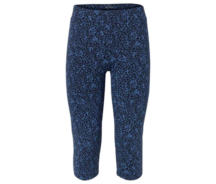 Kék, térdig érő leggings virágmintával, fehér háttér előtt.