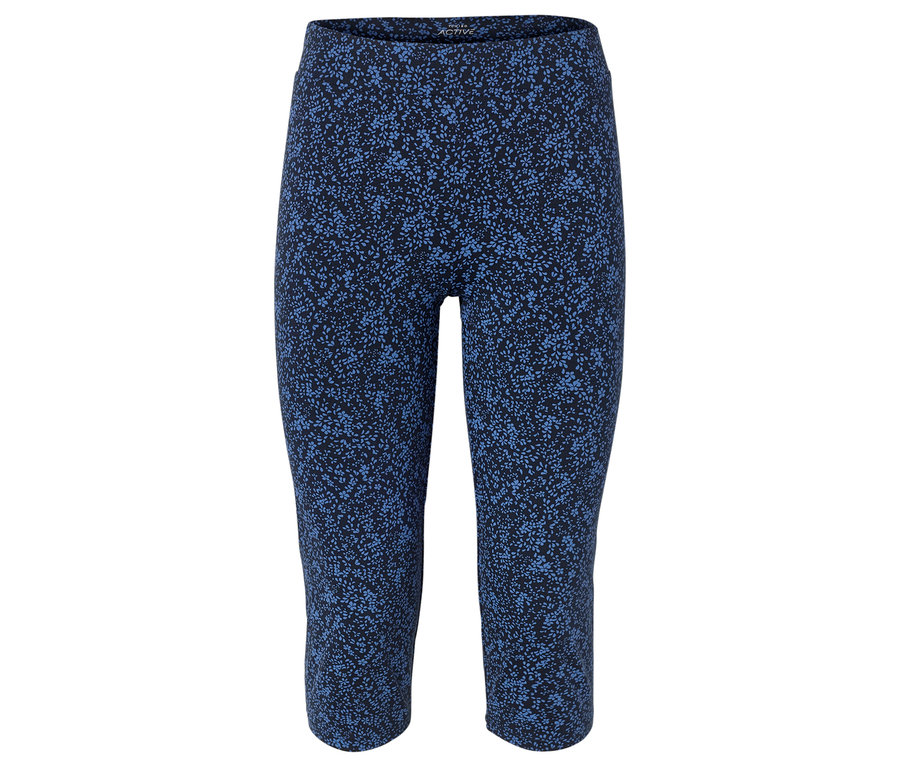 Kék, térdig érő leggings virágmintával, fehér háttér előtt.