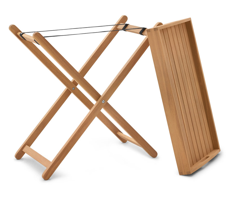 Egy fa tálalóasztal egy tálcával fehér háttér előtt.