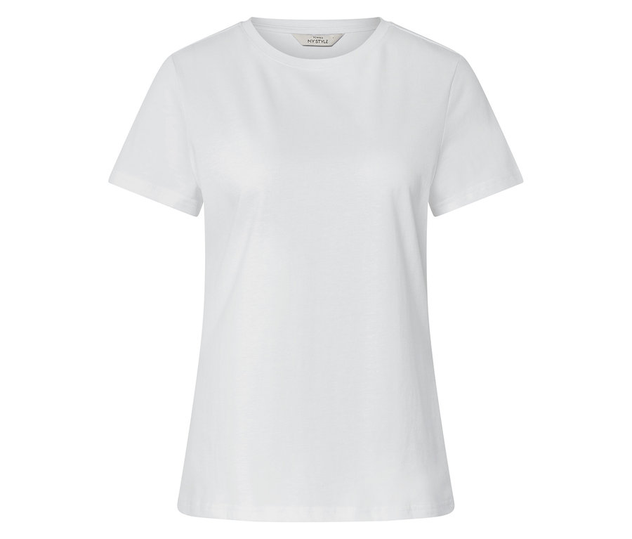 Fehér, rövid ujjú póló fehér háttér előtt.