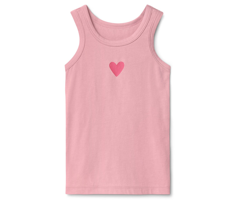 Rózsaszín trikó szívvel fehér háttéren.