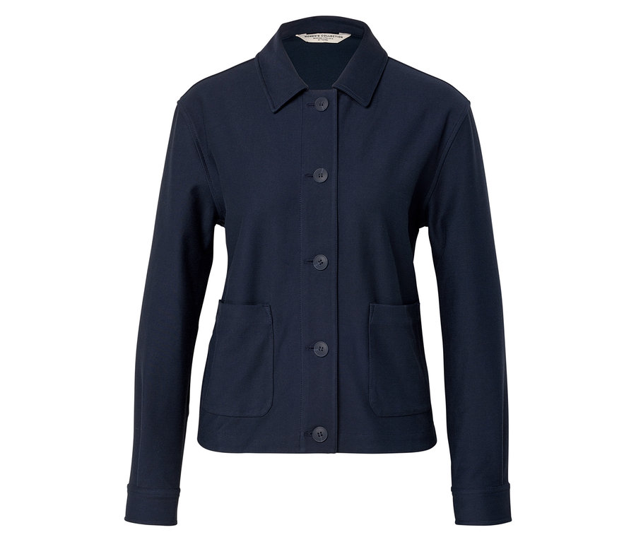 Tengerészkék gombos kabát zsebekkel.