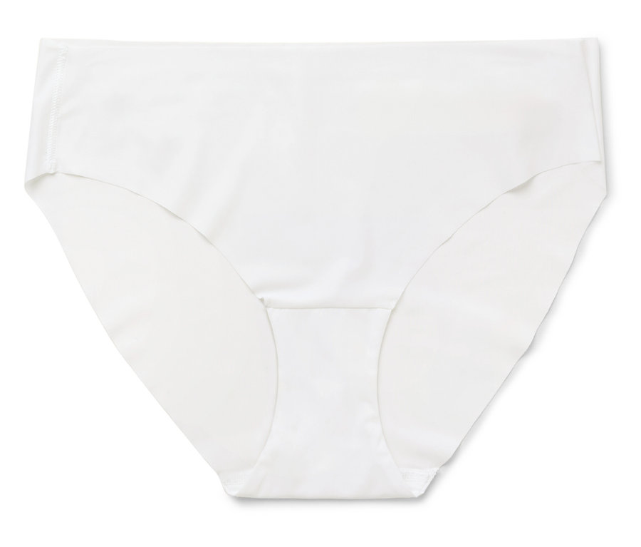 Fehér női alsónemű fekszik egy fehér háttéren.