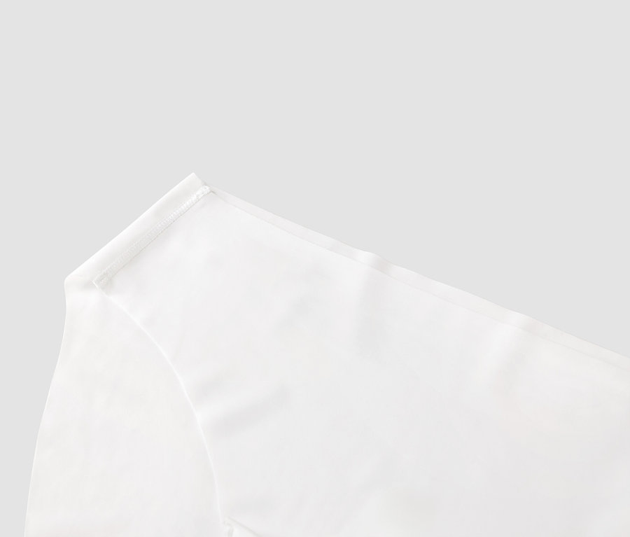 Egy fehér anyag részletének közeli képe varrással.