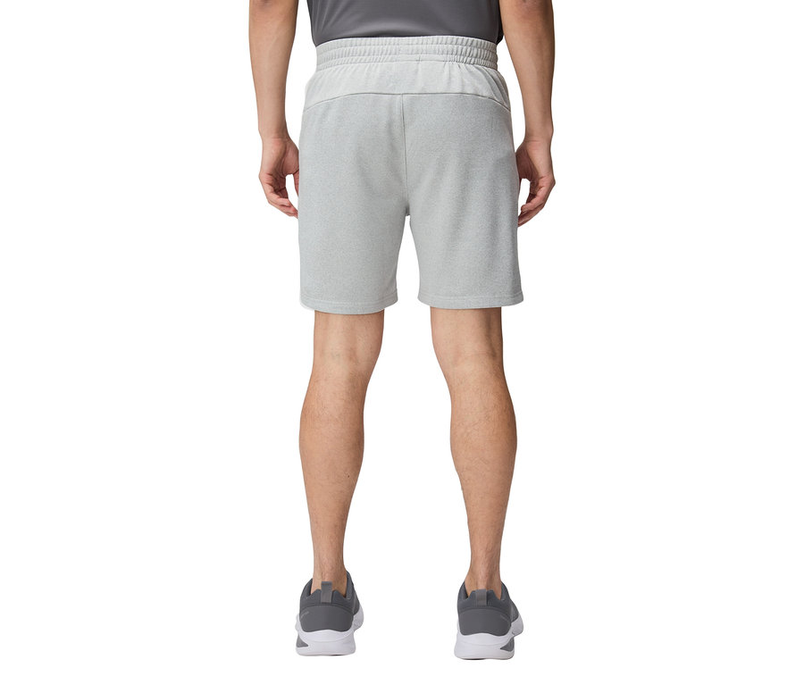 Hátulnézet egy rövid, világosszürke rövidnadrágot és szürke futócipőt viselő személyről.