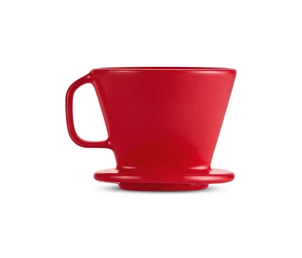 Piros, 101-es méretű kézi kávéfilter.