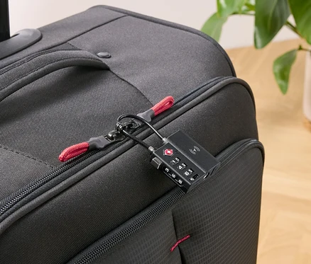 Fekete bőrönd okos TSA-zárral nyomkövetővel.
