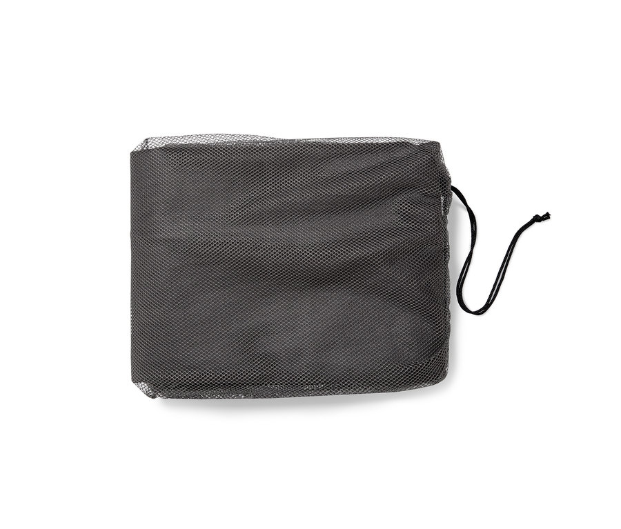 Egy fekete prémium bútortakaró, asztalhoz húzózsinórral.