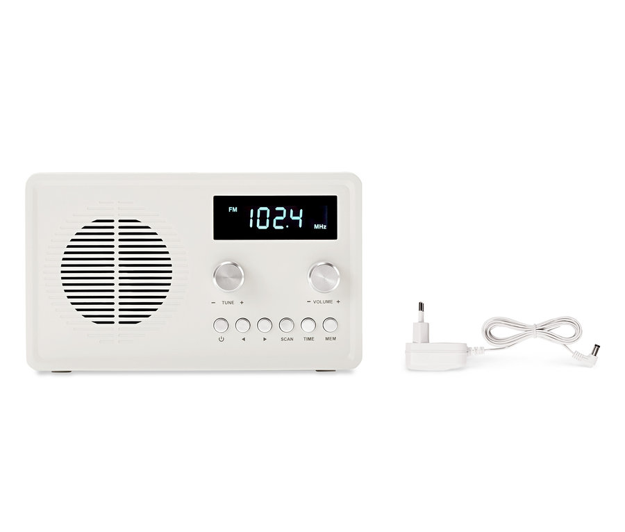 Egy fehér digitális kompakt FM rádió és egy tápkábel fehér háttérrel.