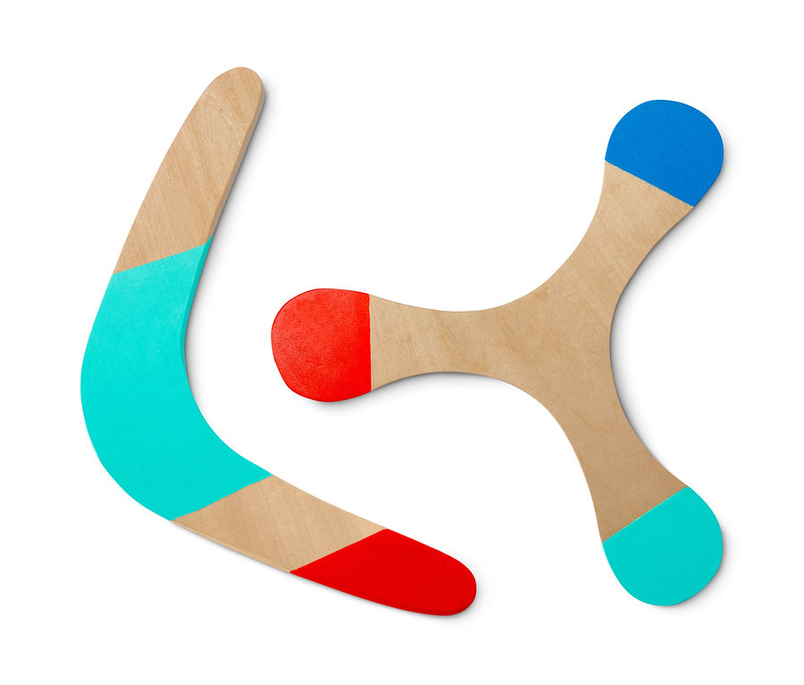 Két fa bumeráng a 2 bumeráng szettben, fa készletből, az egyik ívelt, kékeszöld és piros véggel, a másik háromszög alakú, kék, piros és kékeszöld véggel.