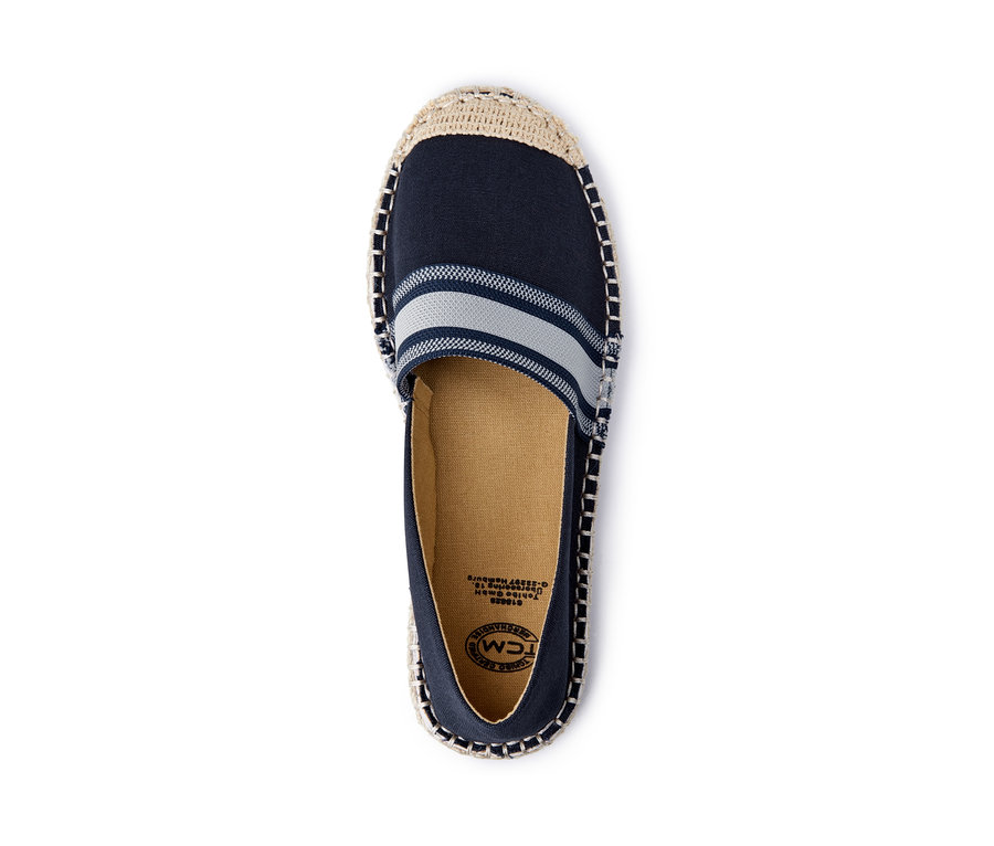 Felülnézeti közeli kép egy sötétkék espadrilles cipőről.