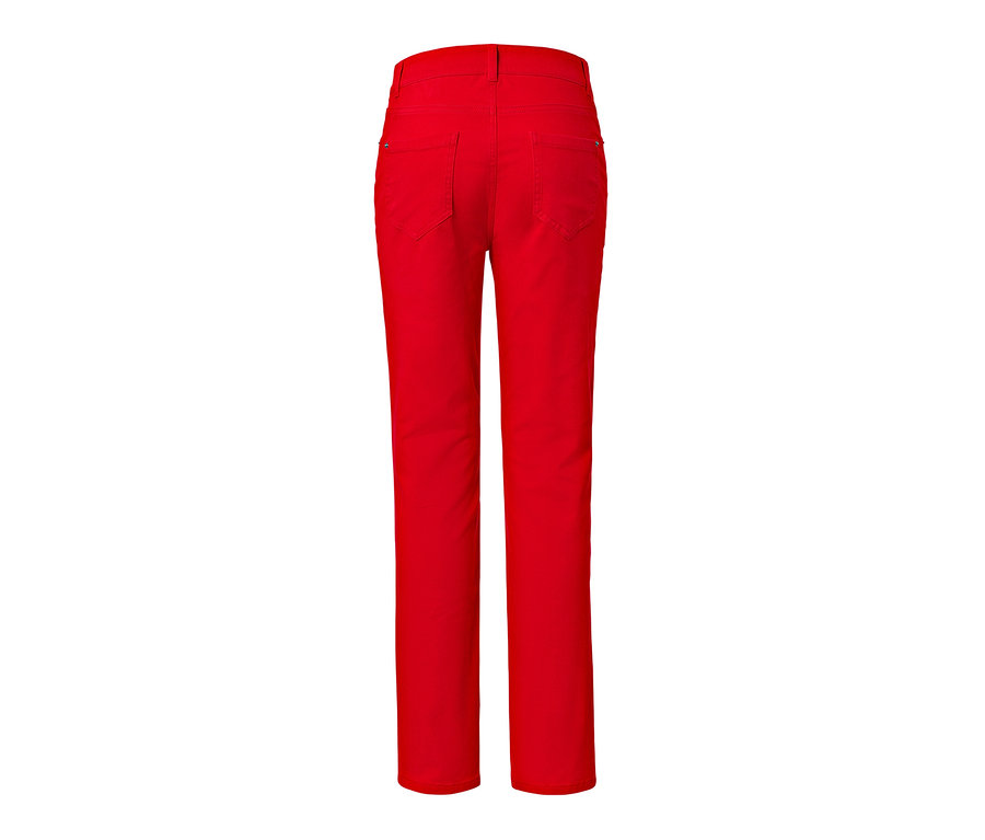 Részletes hátsó nézet egy piros női bokáig érő farmernadrágról.