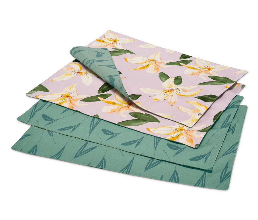 Egy szett 4 kétoldalas tányéralátétből, virágos mintával lila háttéren és zöld levélmintával.