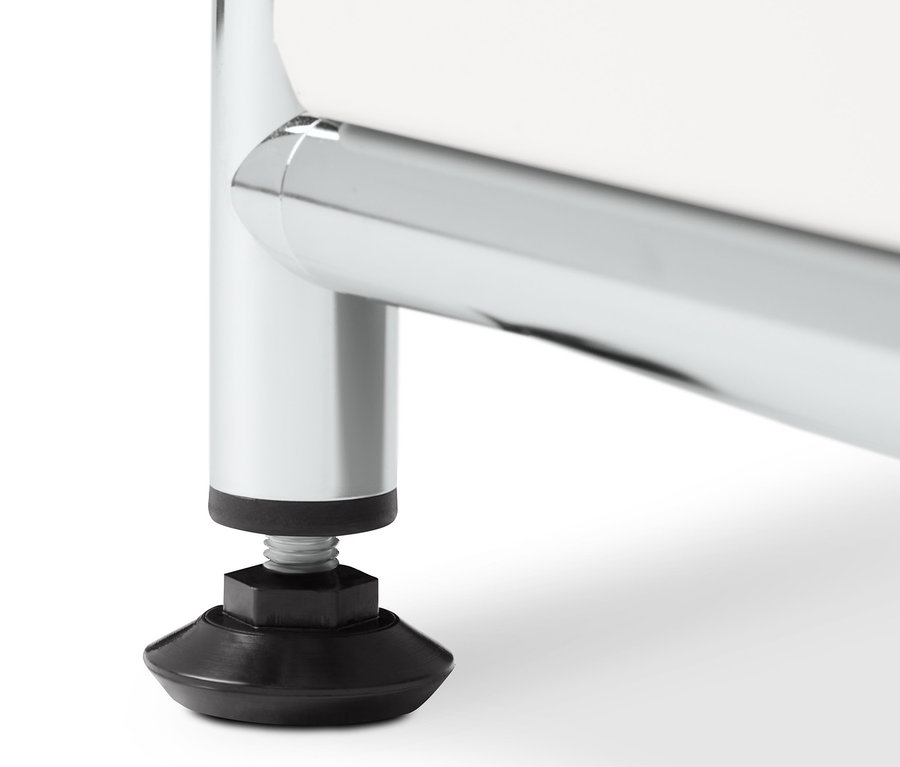 Kivágás egy fehér fém komódról (CN3) a krómozott lábbal.