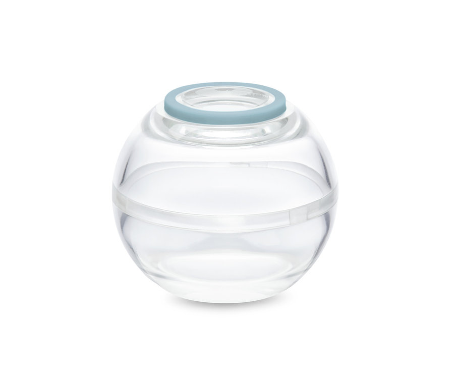 Közeli kép egy kerek, átlátszó élelmiszer-tároló gömbről kék fedővel.