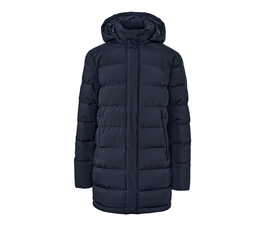 Sötétkék, steppelt férfi pehelykabát fehér háttérrel.