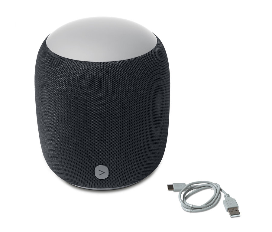 Egy nagy, fekete Fabric Bluetooth® hangszóró és egy töltőkábel fehér háttéren.