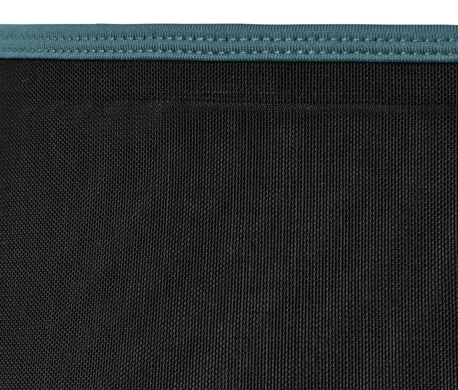 Egy sötét smaragdzöld alakformáló sportnadrág közelképe.