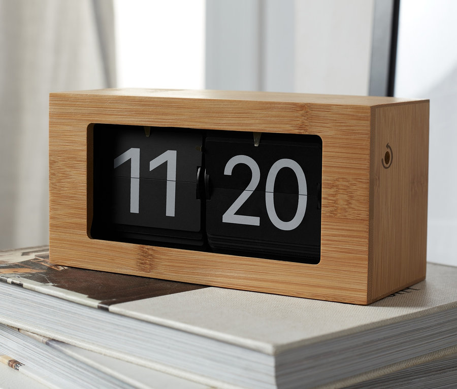 A fa hatású retro asztali óra 11:20-at mutat, és könyveken áll.