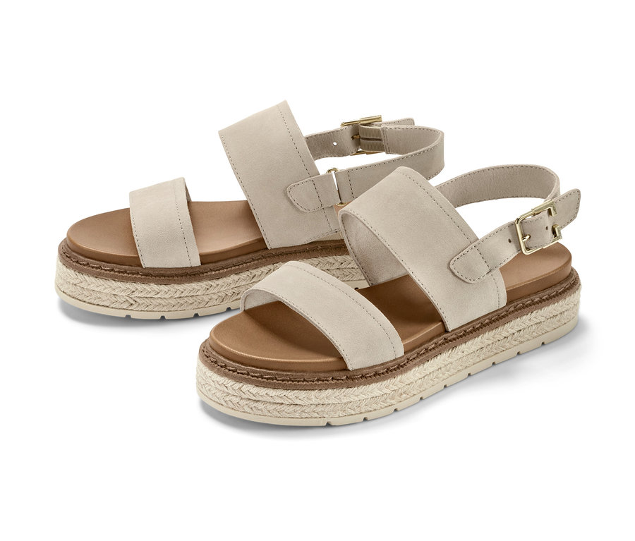 Két bézs színű női bőr szandál.