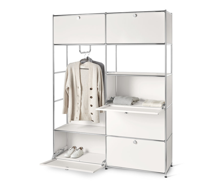 Fehér fém nyitott ruhásszekrény »CN3« ruhákkal és cipőkkel.