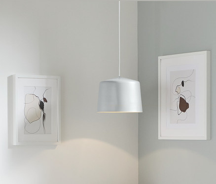 Nyitott fehér szekrény fém függőlámpával.