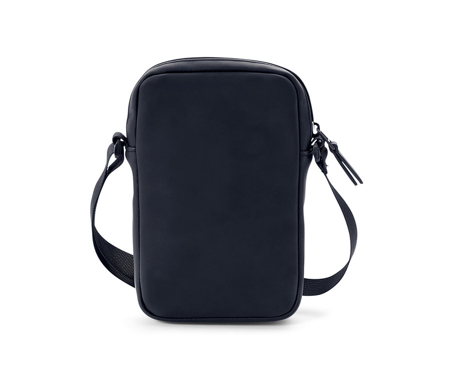 Sötétkék vízhatlan oldaltáska fehér háttérrel.
