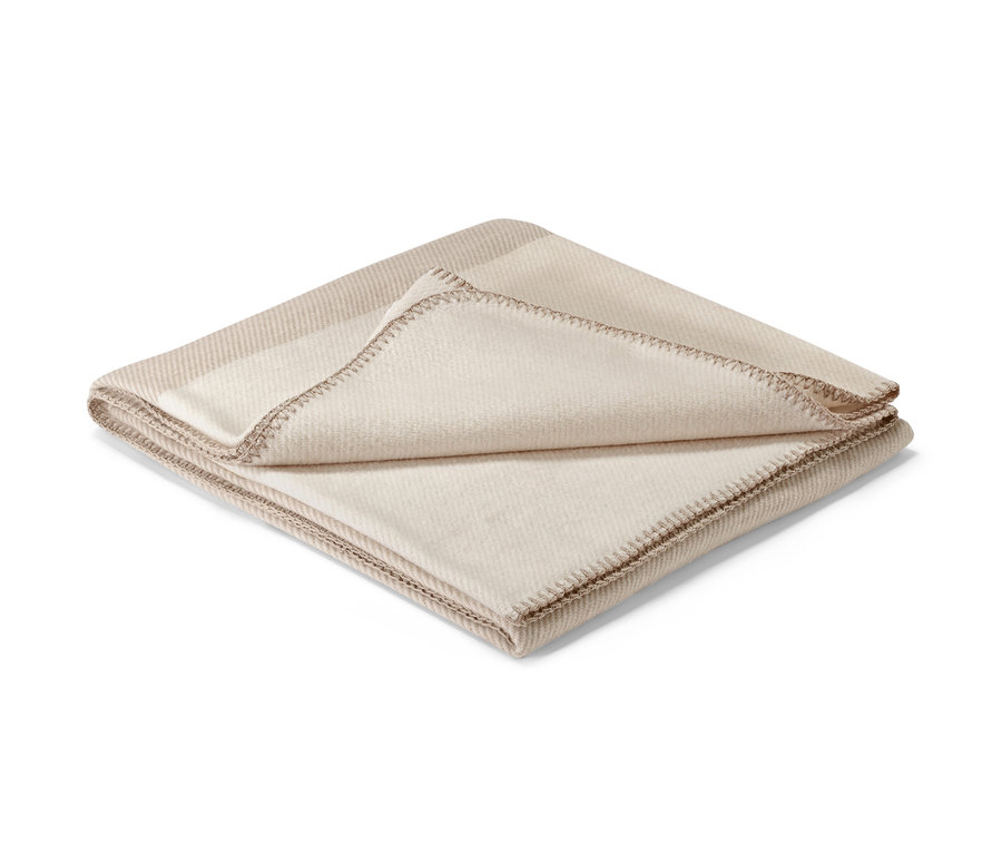 Bézs takaró díszszegéllyel.