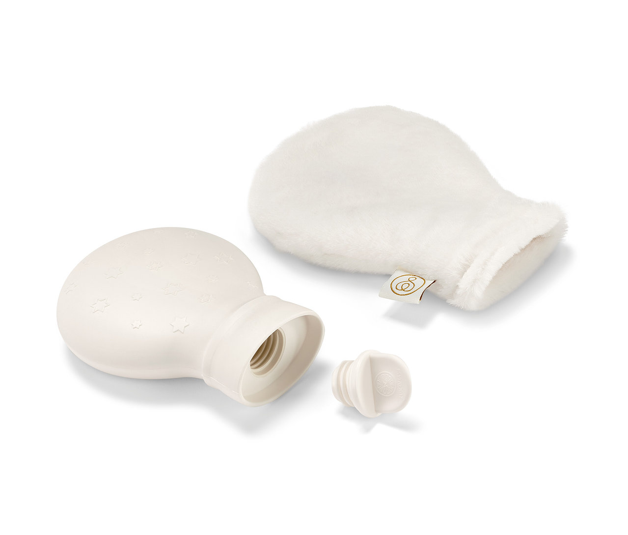 Egy fehér mini melegvizes palack, egy kupak és egy plüss huzat fekszik egy fehér háttéren.