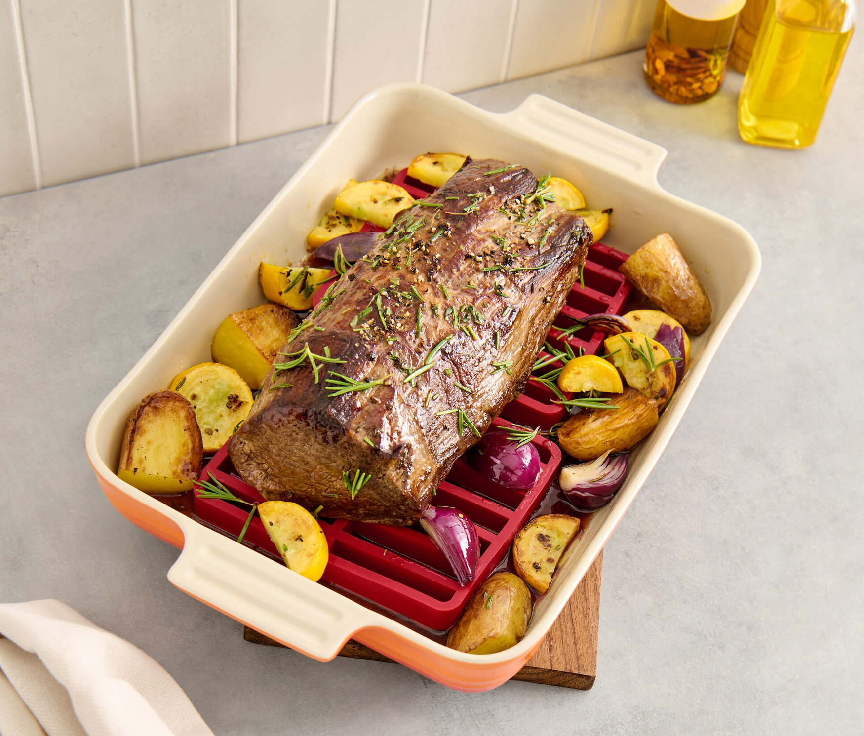 Sült hús 2 szilikon sütőrácson burgonyával, hagymával és cukkínivel.