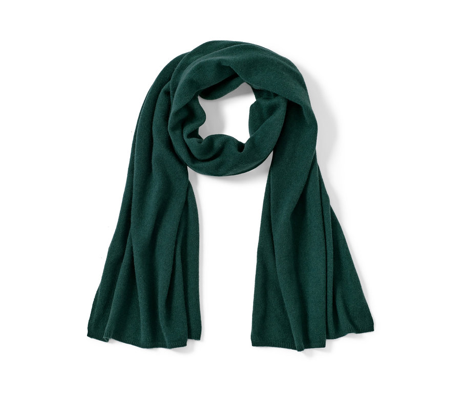 Egy sötétzöld kasmír kötött sál fekszik egy fehér háttéren.