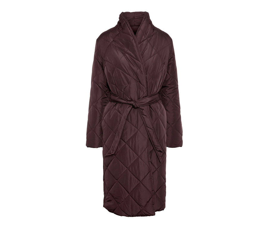 Egy női steppelt kabát övvel.