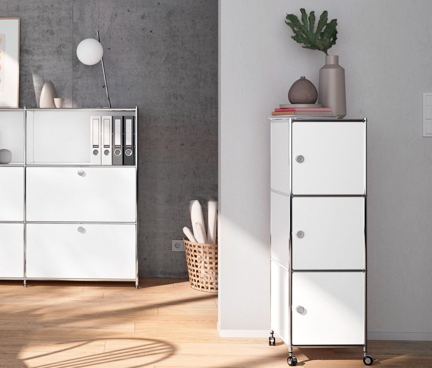 Belső tér fém CN3 komóddal, áthelyezhető, lenyíló ajtókkal, fém íróasztallal, görgős fémtárolóval és krómozott asztali lámpával.