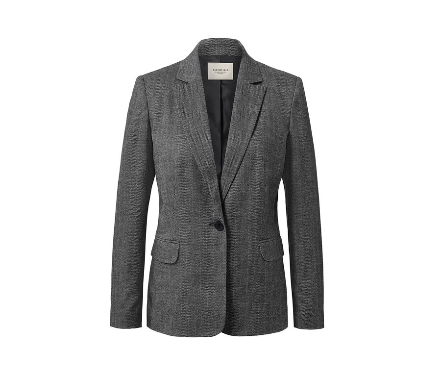 Egy szürke, halszálkás hatású szőtt blézer részlete.