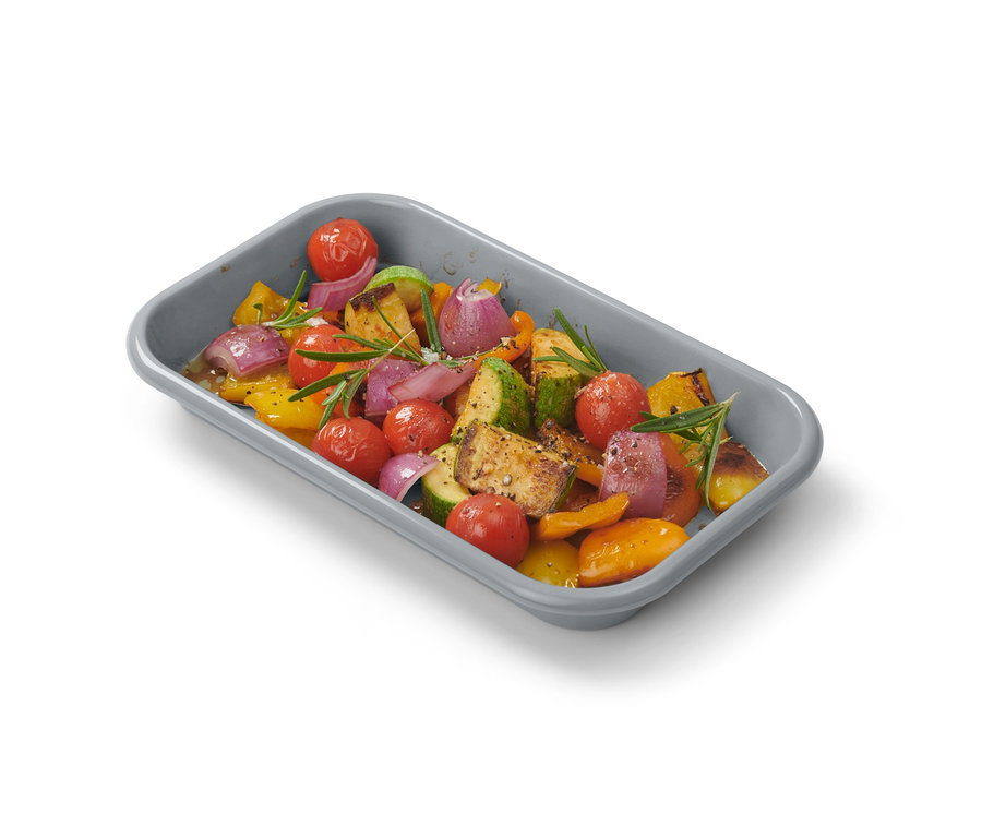 Zöldségek zománcos grilltálkában és zománcozott tálban.